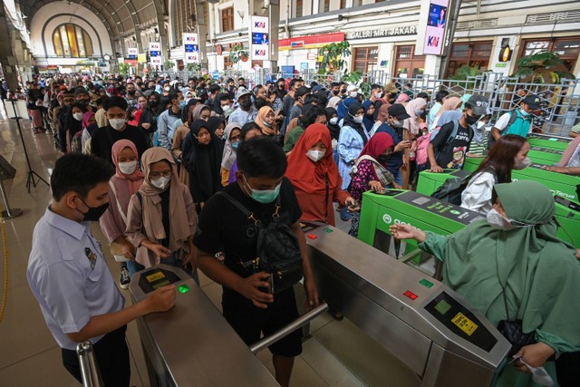 Sejumlah penumpang kereta rel listrik (KRL) Commuterline Jabodetabek mengantre keluar dari Stasiun KA Jakarta Kota di kawasan Kota Tua, Jakarta, Senin (24/4/2023).  Foto: Aditya Pradana Putra/ANTARA FOTO