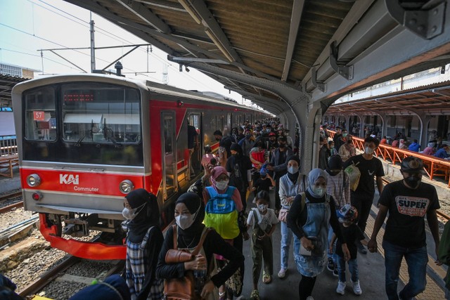 Sejumlah penumpang turun dari gerbong kereta rel listrik (KRL) Commuterline Jabodetabek di Stasiun KA Jakarta Kota, Jakarta, Senin (24/4/2023). Foto: Aditya Pradana Putra/ANTARA FOTO