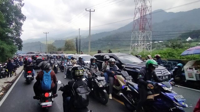 Pengendara mobil dan motor memadati Jalan Raya Puncak, Cipanas, Cianjur Jawa Barat, Senin (24/4/2023). Foto: Dok. Istimewa