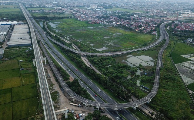Foto udara sejumlah kendaraan memasuki pintu keluar Tol Gedebage di KM 149 Jalan Tol Cipularang, Bandung, Jawa Barat, Senin (24/4/2023). Foto: Raisan Al Farisi/Antara Foto