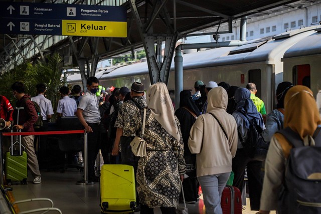 Penumpang Kereta Gumarang tiba di Stasiun Pasar Senen, Jakarta Pusat, Senin (24/4/2023). Foto: Jamal Ramadhan/kumparan