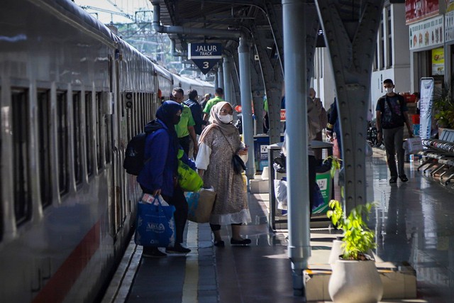 Penumpang Kereta Gumarang tiba di Stasiun Pasar Senen, Jakarta Pusat, Senin (24/4/2023). Foto: Jamal Ramadhan/kumparan