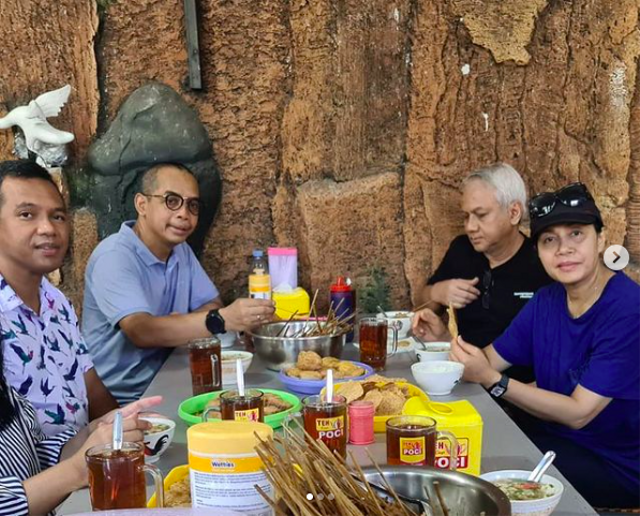 Menkeu Sri Mulyani (Kanan) menikmati Soto Semarang yang jadi kuliner favoritnya bersama suami, Tony Sumartono (Kedua dari kanan) dan Dirjen Pajak Suryo Utomo (Kedua dari kiri). Foto: Instagram/@smindrawati