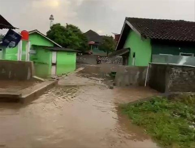 Hujan Deras Sejak Siang Hari, Sejumlah Rumah Di Bandar Lampung Terendam ...