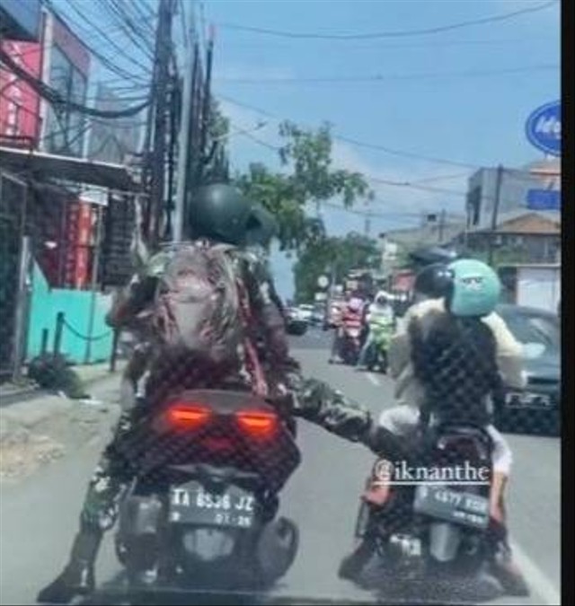 Pria berpakaian loreng diduga anggota TNI menendang motor yang dikendarai ibu-ibu di Bekasi. Foto: Dok. Istimewa