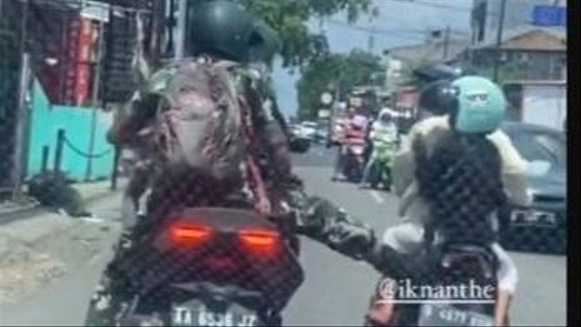 Pria berpakaian loreng diduga anggota TNI menendang motor yang dikendarai ibu-ibu di Bekasi. Foto: Dok. Istimewa