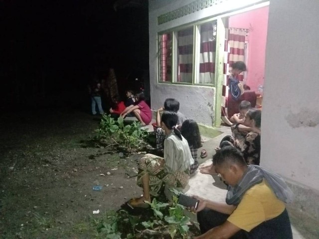 Warga di Kota Pariaman bersiap mengungsi usai terjadi gempa berkekuatan 7,3 magnitudo yang terjadi di Kepulauan Mentawai, Sumatera Barat. Foto: Ajo Darisman/kumparan