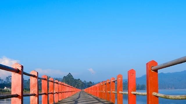 Ilustrasi jembatan Situ Cipondoh, Foto oleh Hanhan H di Unsplash