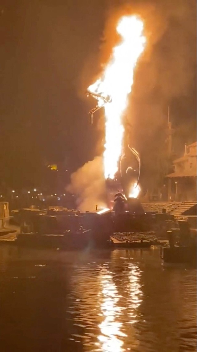 Dragon Attraction yang terbakar di Disneyland, Annaheim, California, AS, Sabtu  (23/4). Foto: @LEARNTHISBIZ Via Reuters