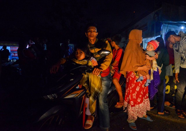 Warga melakukan evakuasi mandiri ke tempat yang lebih tinggi pascagempa di Jl Bypass Koto Tangah, Padang, Sumatera Barat, Selasa (25/4/2023).  Foto: Iggoy el Fitra/ANTARA FOTO