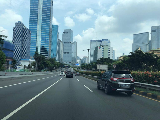 Arus lalu lintas Tol Cawang Grogol, arah Tangerang terpantau ramai lancar, selasa (25/4/2023) Foto: Melly Meiliani/kumparan