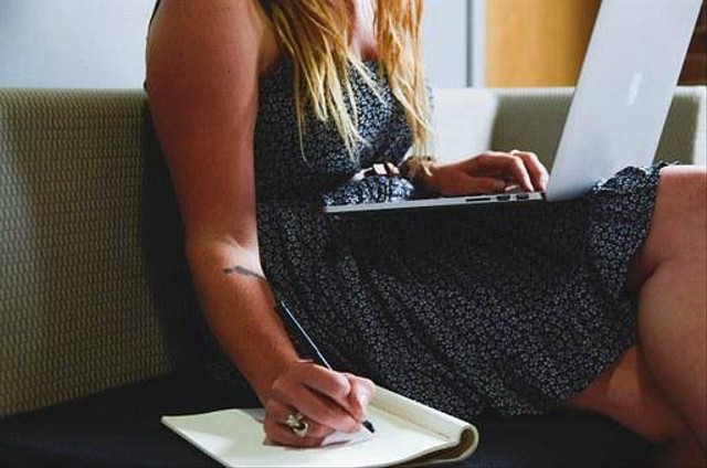 Ilustrasi freelancer (Sumber: https://pixabay.com/images/id-593357/)