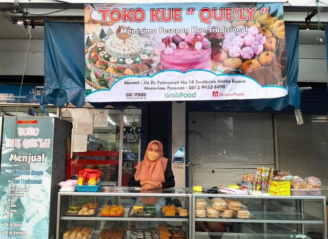 Vita, Pemilik Toko Kue Quely di Supermarket Aneka Buana, Jakarta Selatan, Selasa (25/4/2023).  Foto: Nabil Jahja/kumparan