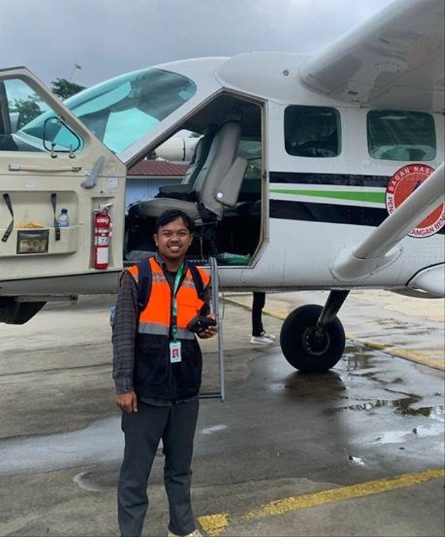 Persiapan A.Hilmi Rafiiq menjadi Flight Scientist dalam Operasi Teknologi Modifikasi Cuaca BNPB di Provinsi Riau yang dilaksanakan oleh PT Smart Cakrawala Aviation, Minggu 23 April 2023 (Istimewa)