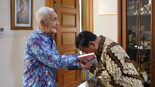 Menhan Prabowo Subianto silaturahmi ke kediaman Wapres ke-6 Try Sutrisno. Foto: Tim Media Prabowo Subianto