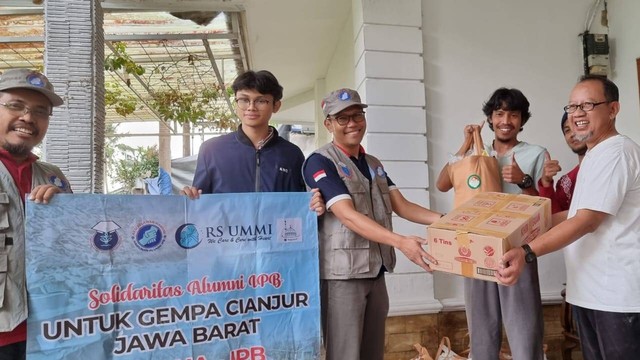 ARM HA IPB Serahkan Bingkisan Lebaran untuk 200 Keluarga Penyintas Gempa Cianjur