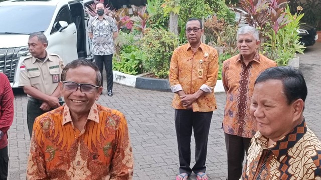 Menhan RI Prabowo temui Menko Polhukam Mahfud MD, di kediamannya, Jl. Denpasar Raya, Kuningan, Jakarta Selatan, Selasa (25/4/2023). Foto: Zamachsyari/kumparan