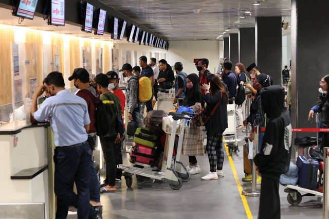 Penumpang pesawat di bandara yang dikelola AP I. Foto: API 