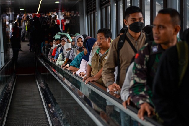 Sejumlah penumpang Kereta Api Ciremai tiba di Stasiun Bandung, Jawa Barat, Selasa (25/4/2023). Foto: Raisan Al Farisi/Antara Foto