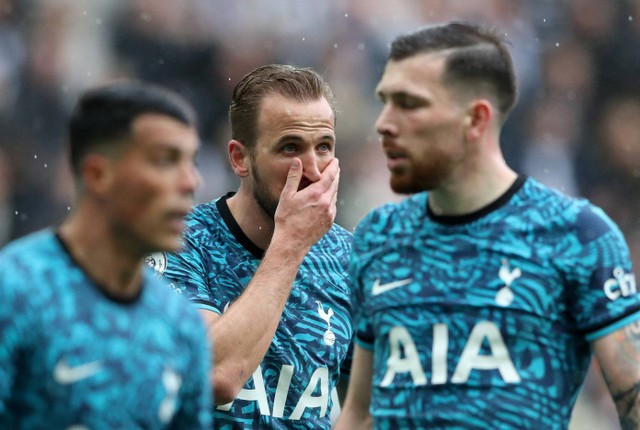 Reaksi Haryy Kane saat Tottenham Hotspur bertandang ke markas Newcastle United dalam lanjutan Liga Inggris 2022/23 di Stadion St. James' Park, Newcastle, Inggris, pada Minggu (28/4). Foto: Lee Smith/Reuters