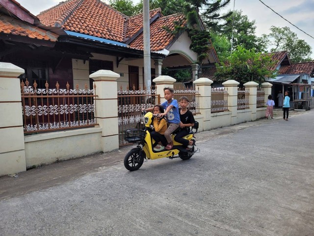 Anak-anak bermain sepeda listrik di Ciledug, Cirebon Foto: Rizki Fajar Novanto/kumparan