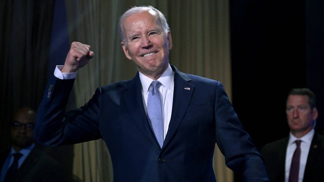 Presiden AS Joe Biden memberi isyarat di atas panggung di Washington Hilton di Washington, DC, 25 April 2023. Foto: Jim Watson / AFP