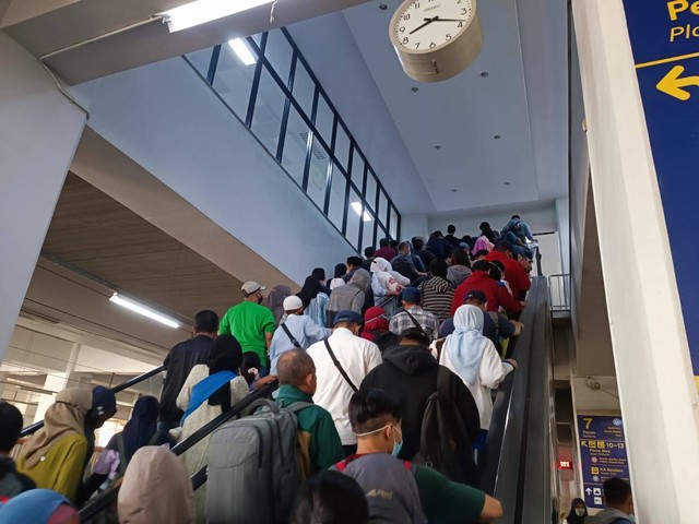 Suasana Stasiun Manggarai di hari pertama kerja usai cuti lebaran, Rabu (26/4). Foto: Hedi/kumparan