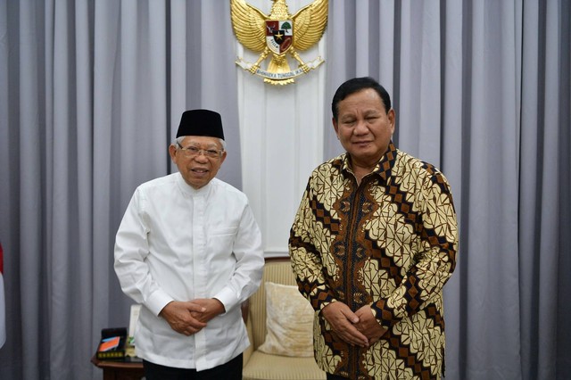 Wapres Ma'ruf Amin foto bersama saat menerima kunjungan Lebaran Menhan Prabowo Subianto. Foto: Dok. BPMI Setwapres