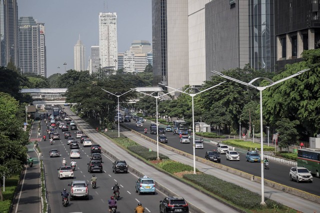 Suasana jalan Jenderal Sudirman Jakarta dipadati kendaraan bermotor.  Foto: Jamal Ramadhan/kumparan