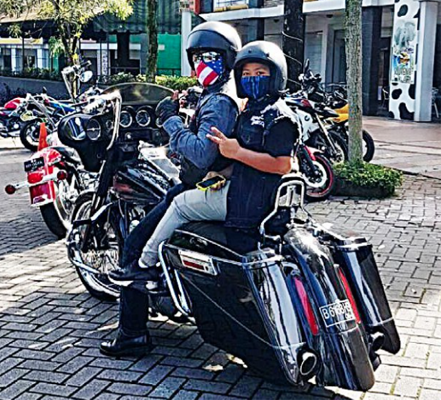 AKBP Achiruddin Hasibuan foto bersama saat mengendarai motor besar. Foto: Instagram@achiruddinhasibuan