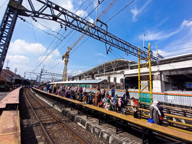 Illustrasi penumpang commuter line di Stasiun Manggarai. Foto: Lutfi Sheykal 