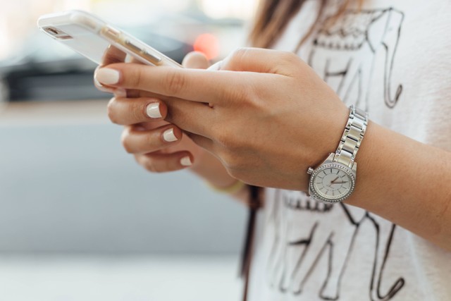 Cara Retur Barang di Shopee via Aplikasi dan Website. Foto: Unsplash/Paul Hanaoka.