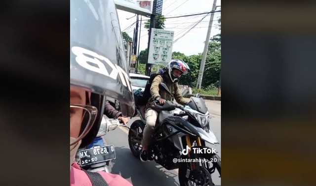 Nazril Irham alias Ariel 'Noah' terlihat sedang naik motor ke arah Jakarta. Foto: TikTok/@sintarahayu