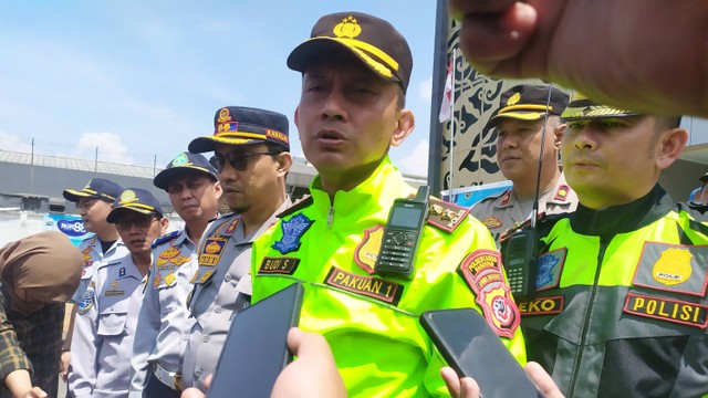 Kapolrestabes Bandung, Kombes Budi Sartono, melakukan peninjauan ke Terminal Leuwipanjang pada Rabu (26/4). Foto: Rachmadi Rasyad/kumparan