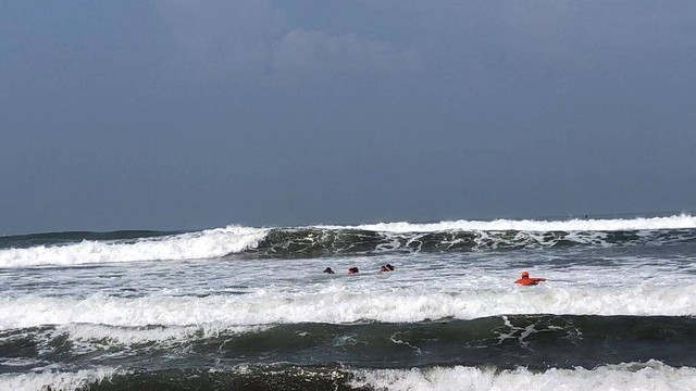 Proses evakuasi korban terseret ombak di Pantai Parangtritis, Rabu (26/4). Foto: Satlinmas Rescue Istimewa Wilayah III