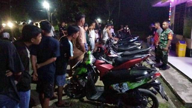 Pihak kepolisian dan Koramil di Kecamatan Sangtongbolang, Kabupaten Bolmong Sulawesi Utara memberikan pembinaan kepada 16 orang anak muda yang kedapatan menggelar balap liar. (foto: dokumen istimewa)