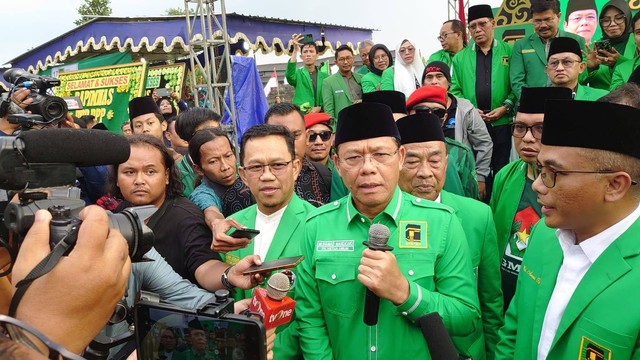 Plt Ketua Umum PPP, Muhamad Mardiono, seusai mengumumkan Ganjar Pranowo sebagai bakal capres yang diusung PPP di Sleman, DIY, Rabu (26/4). Foto: Widi RH Pradana