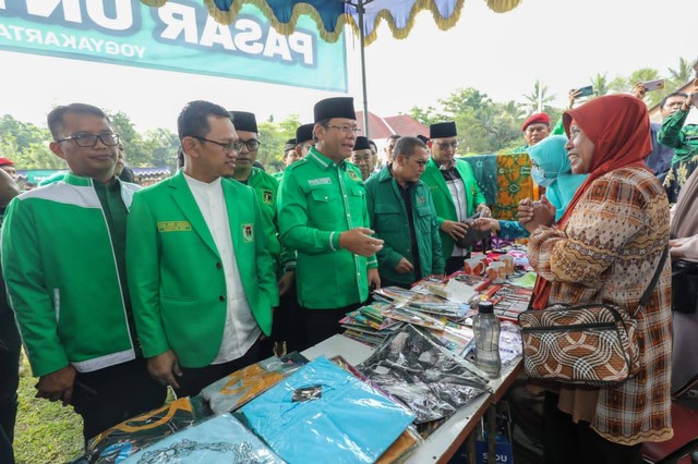 Plt Ketua Umum PPP Muhamad Mardino saat menghadiri pedagang yang mengikuti pasar rakyat bersamaan pengumuman Capres Ganjar Pranowo, Rabu (26/4/2023). Foto: Dok. Istimewa