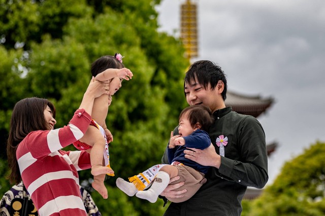 Bayi-bayi yang digendong oleh orang tuanya memulai pertandingan "Baby-cry Sumo", di kuil Sensoji di Tokyo, Jepang, pada 22 April 2023. Foto: Philip Fong/AFP