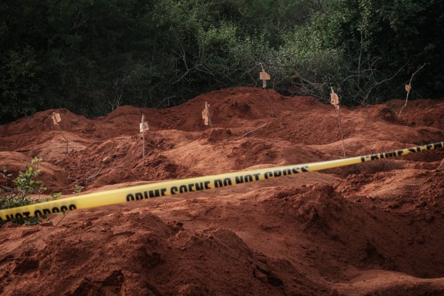 Lubang-lubang yang digali terlihat setelah penggalian mayat di situs kuburan massal di Shakahola, di luar kota pesisir Malindi, Kenya, pada 25 April 2023. Foto: Yasuyoshi Chiba/AFP