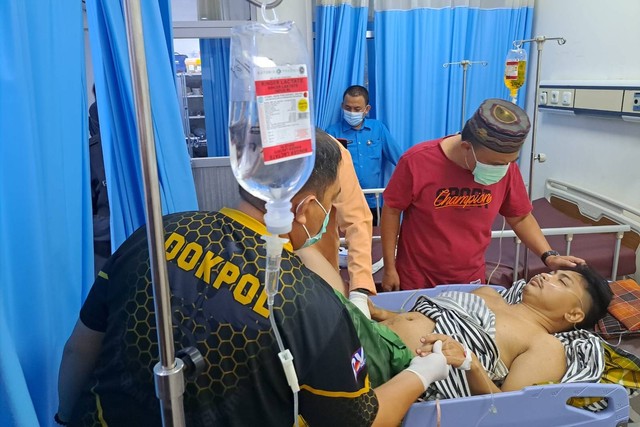 Seorang personel Polres Jeneponto yang tertembak dirawat di rumah sakit. Foto: Dok. Istimewa