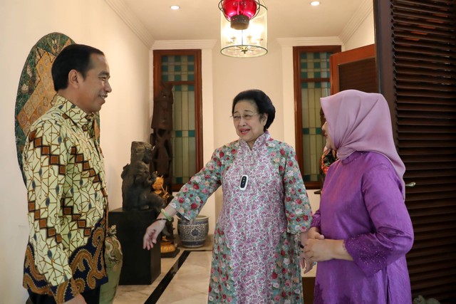 Presiden Jokowi dan Ibu Negara Iriana Jokowi berbincang dengan Ketua Umum PDIP Megawati Soekarnoputri saat halal bihalal Hari Raya Idul Fitri 1444 Hijriah di kediaman Megawati Soekarnoputri, jalan Teuku Umar, Menteng, Jakarta, Kamis (27/4/2023). Foto: Monang/ANTARA FOTO