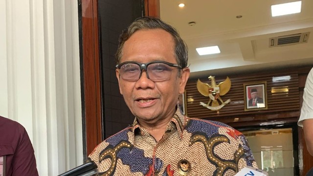 Menko Polhukam, Mahfud MD, saat jumpa pers di kantor Kemenko Polhukam, Jakarta, Kamis (27/4/2023). Foto: Luthfi Humam/kumparan