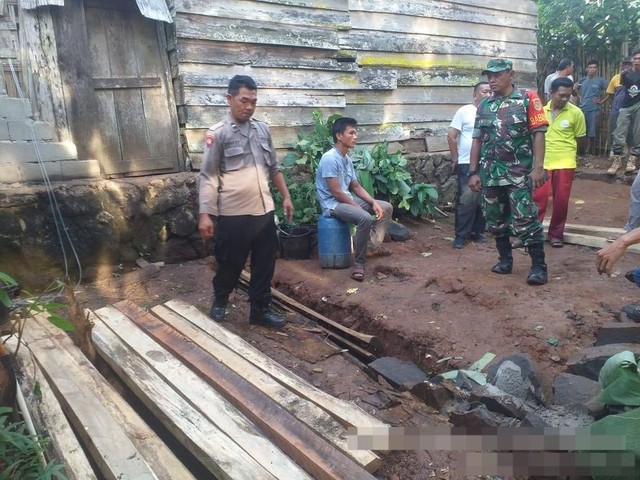 Lokasi kejadian tiga orang pria meninggal saat memasang mesin air didalam sumur. | Foto: Dok Polres Way Kanan