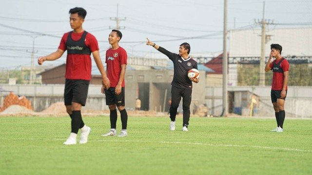 Timnas U-22 Indonesia melakukan latihan jelang laga perdana Grup A SEA Games 2023 di The Dream Visakha Training Camp, Phnom Penh, Kamboja, Rabu (26/4). Foto: PSSI