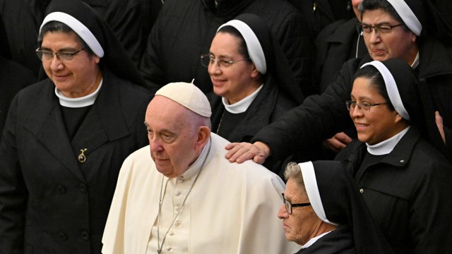 Paus Fransiskus berpose dengan para biarawati dalam audiensi umum mingguan pada 18 Januari 2023 di aula Paul-VI di Vatikan. Foto: Alberto Pizzoli/AFP