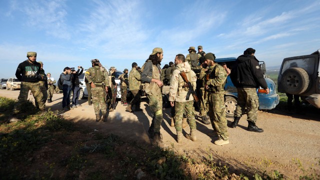 Pemberontak Suriah yang didukung Turki berkumpul di kota Jalamah di perbatasan Suriah-Turki pada 12 Maret 2018. Foto: Omar Haj Kadour/AFP