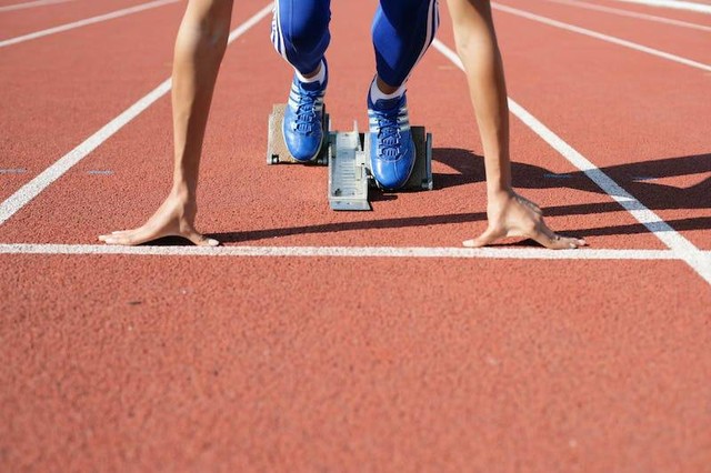 Lompat jauh adalah salah satu olahraga atletik. Foto: Pexels.com