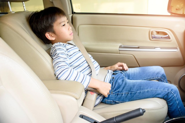 Ilustrasi anak menjadi penumpang mobil. Foto: TinnaPong/Shutterstock