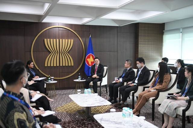 Sekretaris Jenderal ASEAN Dr Kao Kim Hourn saat bertemu dengan 12 Attachment Officers (AO) dari negara-negara CLMV (Kamboja, Laos, Myanmar, and Vietnam) pada Kamis, 27 April 2023. Foto: Sekretariat ASEAN